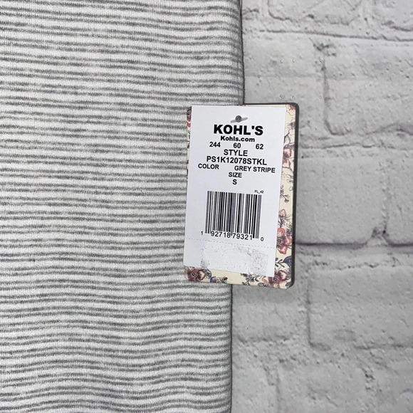 NWT small gray pinstripe casual comfortable short sleeved crew neck tee spring - Picture 4 of 6